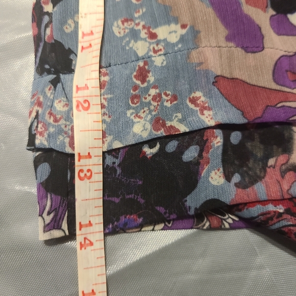 Beautiful Eci ruffle blouse.  Size 6. - Picture 5 of 5